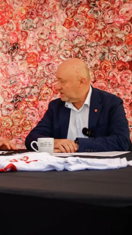 „Każdego dnia wykonują najważniejszą pracę”. Zbigniew Hutniczak o latach współpracy powiatu suskiego z OREW