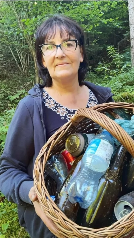 Beata Starowicz znów ruszyła do lasu. Tym razem kosz wypełniły śmieci