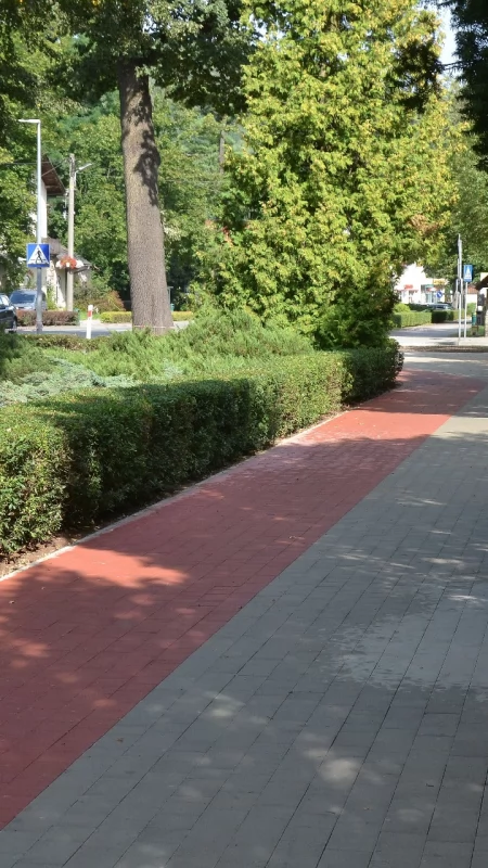 Koniec z kałużami przed Urzędem Miasta Sucha Beskidzka. Chodnik i ścieżka rowerowa po przebudowie