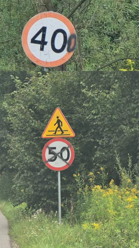 Nazistowski symbol, graffiti i zniszczone znaki. Wandalizm przy drodze w Marcówce