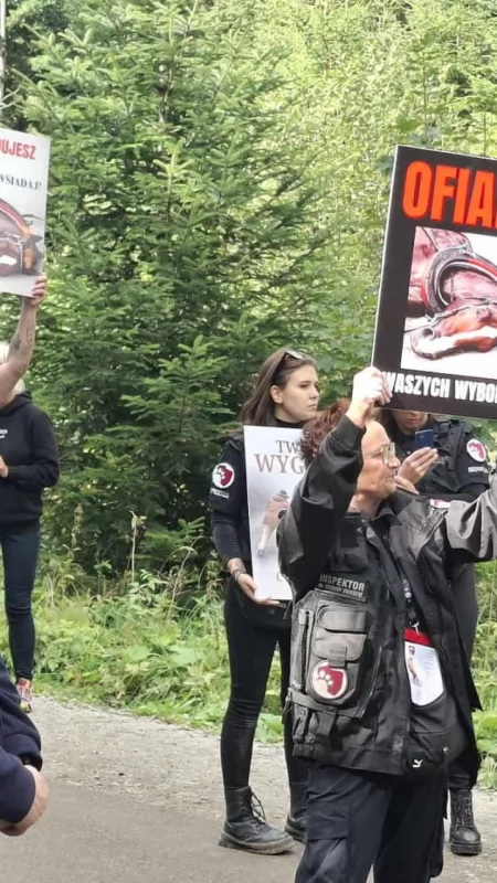 Protest przy Morskim Oku trwa. Aktywiści chcą sami wozić turystów do Morskiego Oka