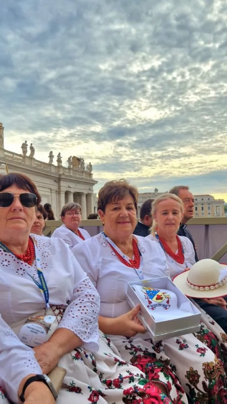Bystrzanki z Bystrej Podhalańskiej spotkały się z papieżem Leonem XIV. Wręczyły mu góralskie dary