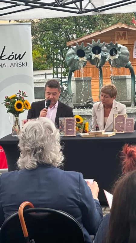Narodowe Czytanie na makowskim Rynku. Mieszkańcy przeczytali „Dziady”