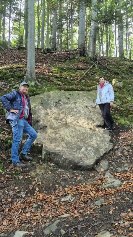 Historia ukryta w lesie. Patriotyczne inskrypcje Józefa Pacygi w Skawicy