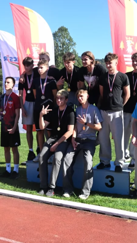 Lekkoatletyczna rywalizacja uczniów z zawodami wojewódzkimi w tle