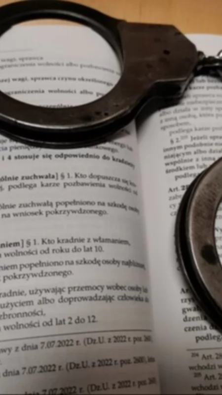 Mieszkaniec Suchej Beskidzkiej podejrzany o kradzież przewodów. Policja znalazła go w zaroślach