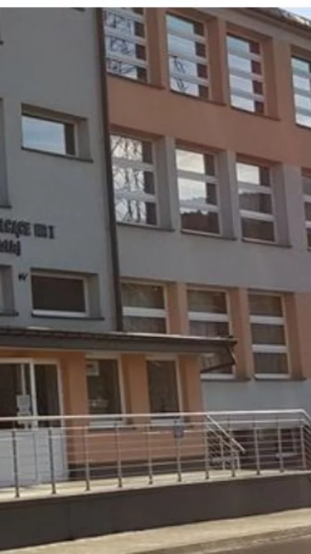 Zamknięte drzwi i kontrola wejść do szkół w powiecie suskim
