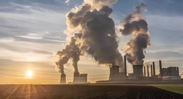 Podatek od CO₂ dzieli Polaków. Rząd mówi o miliardach dla obywateli, krytycy o rosnących kosztach życia