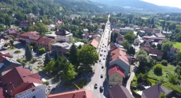 12 pojazdów na minutę przez centrum Makowa! Powiat suski w czołówce Beskidów pod względem ruchu