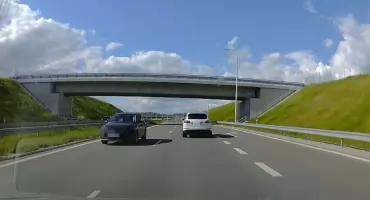 Samochód z suską rejestracją jechał pod prąd nową zakopianką (wideo)