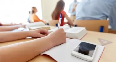 Koniec z komórkami w szkołach! Rząd przyjął projekt nowych przepisów