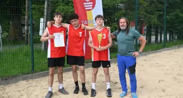 Siatkarski thriller w Zawoi zakończony triumfem uczniów z SP2 Zawoja Wilczna