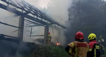 Pożar budynku gospodarczego w Budzowie. Trwa akcja gaśnicza