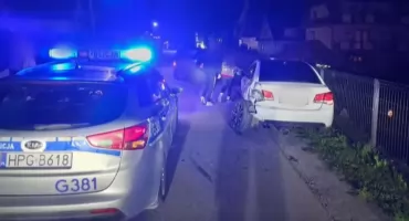 Pijany kierowca uderzył w zaparkowany samochód i ogrodzenie. Miał ponad 1,1 promila alkoholu. Znamy szczegóły zdarzenia w Naprawie