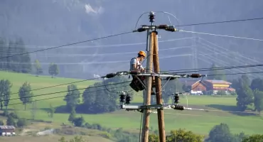 Bez nich zgasłaby Polska, a brakuje ich w całym kraju. Dziś świętują elektrycy