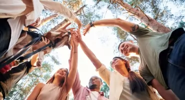 Planowanie firmowych spotkań od A do Z: Logistyka i dobra zabawa
