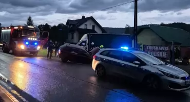 Samochód w rowie w Budzowie. Pojazd wystaje na jezdnię, ruch odbywa się wahadłowo