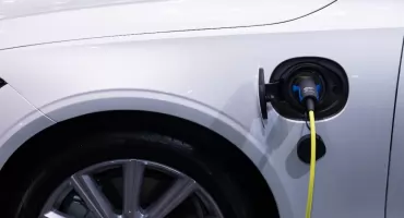 Czy hybryda plug-in to dobry wybór dla kierowców pokonujących długie trasy?