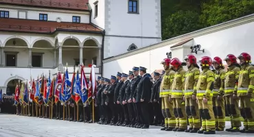 140 lat straży pożarnej w Suchej Beskidzkiej. Wielki jubileusz na dziedzińcu zamkowym