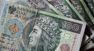 Kredyt opakowany w okazję! Letnie promocje mogą wpędzić w poważne długi