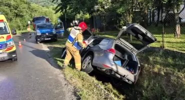 Samochód wpadł do przydrożnego przepustu