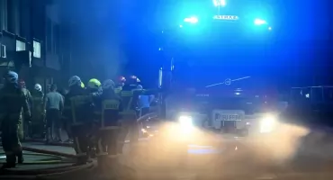 Blisko 30 strażaków walczyło z pożarem w pasażu handlowym w Suchej Beskidzkiej