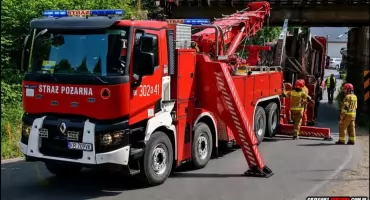 Ciężarówka uszkodziła wiadukt kolejowy. Wstrzymano ruch pociągów