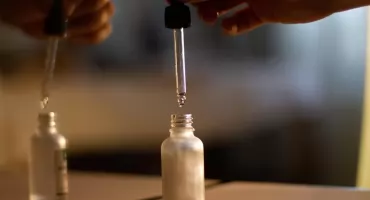Gdzie stosuje się szklane opakowania z pipetami