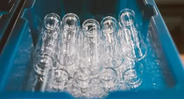 Czym różnią się opakowania plastikowe dostępne na rynku