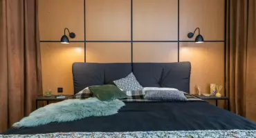 Kinkiety do sypialni zamiast lampek nocnych – kiedy to się sprawdza?