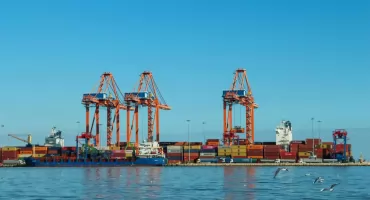 Od portu do lotniska - jak działa międzynarodowy transport morski i lotniczy?