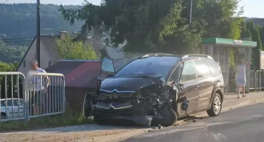 Zdarzenie drogowe z udziałem dwóch samochodów w Makowie Podhalańskim. Droga zablokowana