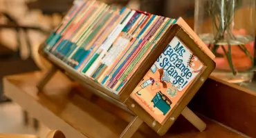 Drewniana biblioteczka Montessori - dlaczego warto postawić na polską produkcję?