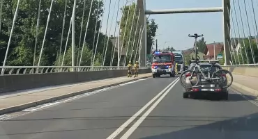 Biała substancja rozsypana na jezdni. Interwencja strażaków w Białce