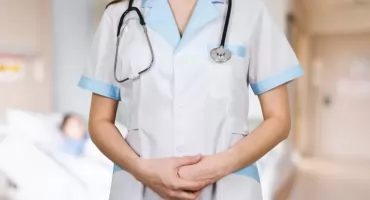 Sukienka medyczna czy komplet - co wygodniejsze na długi dzień pracy?