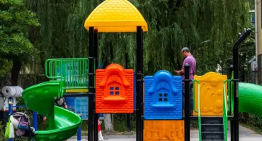 Normy bezpieczeństwa i wymogi techniczne na placach zabaw