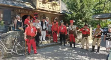 Zbójnicy spod Babiej Góry podbili Ustroń. Wrócili z wyróżnieniem za karczek po zbójnicku
