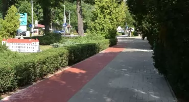 Koniec z kałużami przed Urzędem Miasta Sucha Beskidzka. Chodnik i ścieżka rowerowa po przebudowie