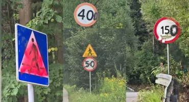 Nazistowski symbol, graffiti i zniszczone znaki. Wandalizm przy drodze w Marcówce