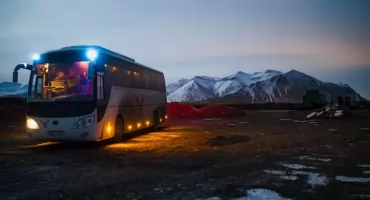 Bus osobowy na wyjazd firmowy, rodzinny lub event – jak dobrać pojazd do liczby pasażerów?