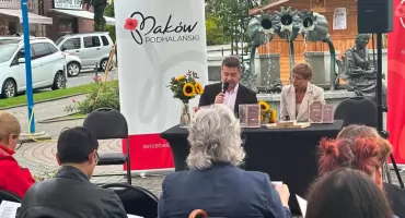 Narodowe Czytanie na makowskim Rynku. Mieszkańcy przeczytali „Dziady”