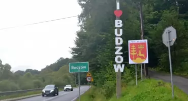 W Budzowie piesi zyskają nowe przejścia i chodniki. Podpisana umowa na prace przy drodze wojewódzkiej