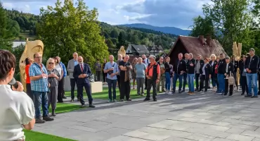 „Duchy Babiej Góry” w drewnie. Wernisaż wystawy rzeźb w Zawoi