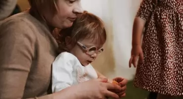 Presja otoczenia w wychowaniu dzieci – jak zachować pewność siebie jako mama, czytaj na portalu pieknamama.pl