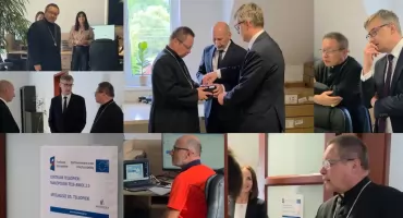 Kardynał Grzegorz Ryś odwiedził Centrum Teleopieki w Suchej Beskidzkiej