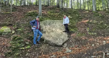 Historia ukryta w lesie. Patriotyczne inskrypcje Józefa Pacygi w Skawicy
