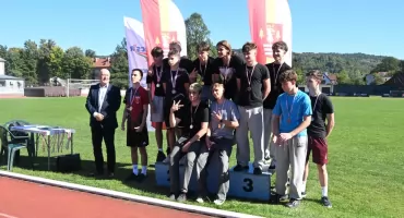 Lekkoatletyczna rywalizacja uczniów z zawodami wojewódzkimi w tle