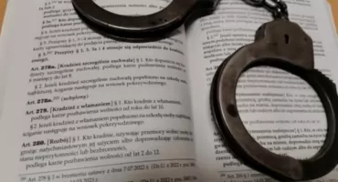 Mieszkaniec Suchej Beskidzkiej podejrzany o kradzież przewodów. Policja znalazła go w zaroślach