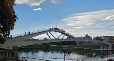 Nowoczesna kładka nad Wisłą już otwarta. Kraków zyskał nową przeprawę i punkt widokowy  
