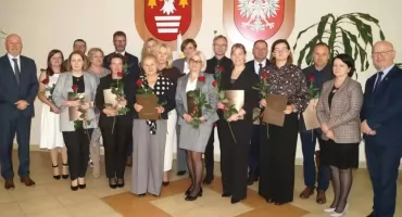 Nagrody starosty suskiego dla dyrektorów i nauczycieli. Wyróżniono 18 osób
